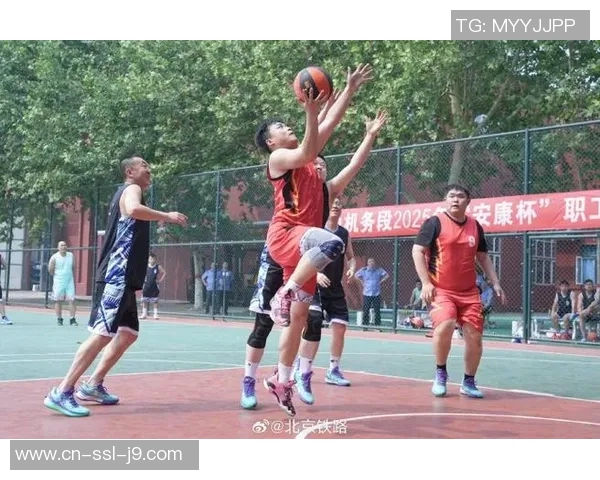篮球明星在赛场上挥洒汗水展现风采与激情的精彩瞬间